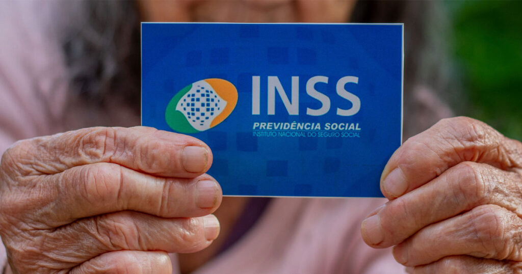 Cartão do INSS e documentos sobre a mesa